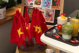Jóvenes de Hanoi acuden a los cafés de temática roja para el Día Nacional