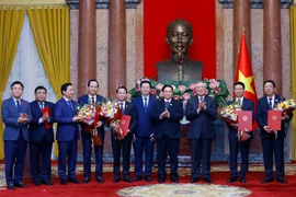 Presidente vietnamita entrega decisiones de nombramiento a nuevos vicepremieres y ministros 