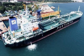 Un petrolero de PT Pertamina International Shipping (PIS) atracado en un puerto de Indonesia el 4 de julio de 2025. (Fuente: Tempo)
