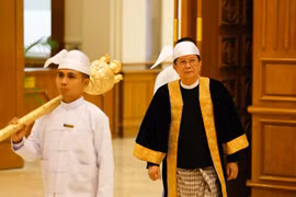 Aung Lin Dwe (derecha), presidente del Parlamento de Myanmar y titular de la Cámara de Nacionalidades (Amyotha Hluttaw), se retira tras la segunda jornada de la primera sesión ordinaria del máximo órgano legislativo en Naypyidaw, el 2 de abril de 2026. (Foto: Xinhua)