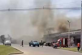 El humo se eleva desde una gasolinera en la provincia de Sisaket tras el impacto de un misil lanzado desde Camboya. (Foto: GETTY)