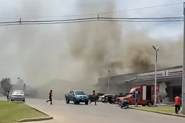 El humo se eleva desde una gasolinera en la provincia de Sisaket tras el impacto de un misil lanzado desde Camboya. (Foto: GETTY)