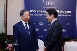 El secretario general del Partido Comunista de Vietnam y presidente del país, To Lam, y el primer ministro de Singapur, Lawrence Wong, asisten al Diálogo Shangri-La 2026. (Foto: VNA)