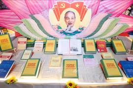 El nuevo libro del secretario general del PCV, To Lam, destaca la dignidad de las fuerzas de seguridad pública revolucionaria de Vietnam (Foto: VNA)