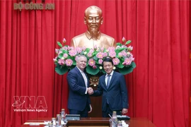 El general Luong Tam Quang (derecha), miembro del Buró Político y ministro de Seguridad Pública de Vietnam, recibe a Michael DeSombre, subsecretario de Estado de Estados Unidos para Asia Oriental y el Pacífico. (Foto: VNA)