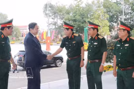 El presidente de la Asamblea Nacional de Vietnam, Tran Thanh Man, saluda a los oficiales (Foto: VNA)
