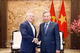 El secretario general del Partido Comunista de Vietnam, To Lam (derecha), recibe al secretario de Estado adjunto para Asuntos de Asia Oriental y el Pacífico de Estados Unidos, Michael DeSombre (Foto: VNA)