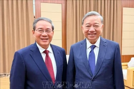 El secretario general del PCV, To Lam (derecha), se reúne con el primer ministro chino, Li Qiang (Foto: VNA)