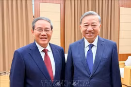 El secretario general del PCV, To Lam (derecha), se reúne con el primer ministro chino, Li Qiang (Foto: VNA)