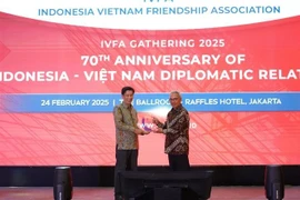 El presidente de la IVFA, Budiarsa Sastrawinata (izquierda), entrega una distinción al embajador de Vietnam en Indonesia, Ta Van Thong. (Foto: VNA)