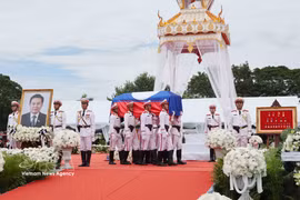Traslado del féretro de Xaysomphone Phomvihane, miembro del Buró Político del PPRL y presidente de la Asamblea Nacional de Laos, al lugar donde se celebrará el funeral. (Foto: VNA)