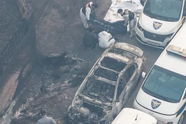 Un carro quemado en el incendio (Foto: VNA)
