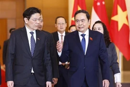 El presidente de la Asamblea Nacional de Vietnam, Tran Thanh Man (derecha), se reúne con el primer ministro de Singapur, Lawrence Wong. (Foto: VNA)