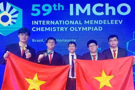 Los cuatro estudiantes vietnamitas que participaron en la IMChO obtuvieron medallas, incluyendo dos de oro y dos de plata (Foto: VNA)