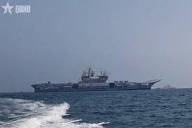 El portaaviones indio INS Vikrant, donde se celebró la ceremonia de clausura del ejercicio naval multilateral MILAN 2026. (Foto: qdnd.vn)