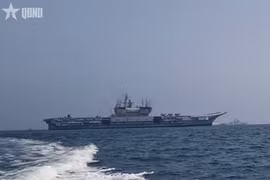 El portaaviones indio INS Vikrant, donde se celebró la ceremonia de clausura del ejercicio naval multilateral MILAN 2026. (Foto: qdnd.vn)