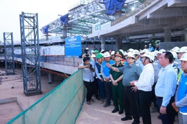 El primer ministro Pham Minh Chinh (al frente, cuarto desde la derecha) inspecciona las obras del Aeropuerto Internacional de Long Thanh (Foto: VNA)