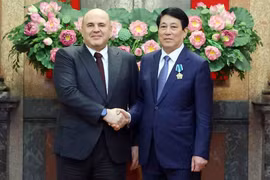 El presidente de Vietnam, Luong Cuong (derecha), recibe al primer ministro de Rusia, Mikhail Mishustin. (Foto: VNA)