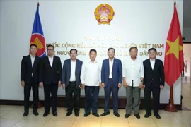 El embajador Nguyen Minh Tam (tercero desde la derecha) y los participantes en la reunión (Foto: VNA)