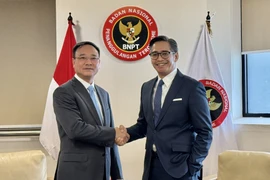 El teniente general Pham The Tung, viceministro de Seguridad Pública de Vietnam (izquierda), y Andhika Chrisnayudhanto, subdirector de la Agencia Nacional Antiterrorista de Indonesia (Foto: VNA)