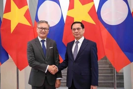 El viceprimer ministro y canciller de Vietnam, Bui Thanh Son (derecha), se reúne con el ministro de Relaciones Exteriores de Laos, Thongsavanh Phomvihane (Foto: VNA)