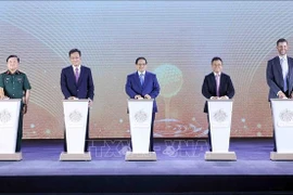 El primer ministro de Vietnam, Pham Minh Chinh (centro), y los delegados inauguran el proyecto Trump International Hung Yen (Foto: VNA)