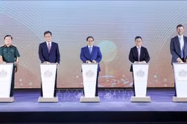 El primer ministro de Vietnam, Pham Minh Chinh (centro), y los delegados inauguran el proyecto Trump International Hung Yen (Foto: VNA)