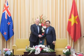 El primer ministro de Nueva Zelanda, Christopher Luxon (izquierda), saluda al presidente del Comité Popular de Ciudad Ho Chi Minh, Nguyen Van Duoc. (Foto: VNA)