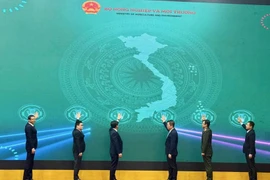 Funcionarios celebran el lanzamiento del sistema de trazabilidad de productos agrícolas. (Foto: kinhtedothi.vn)