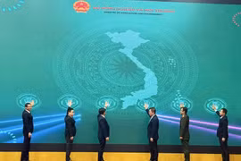 Funcionarios celebran el lanzamiento del sistema de trazabilidad de productos agrícolas. (Foto: kinhtedothi.vn)