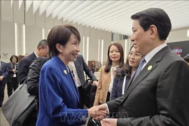 El presidente del Estado, Luong Cuong, se reúne con la primera ministra japonesa, Sanae Takaichi. (Foto: VNA)