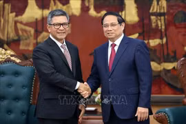 El primer ministro de Vietnam, Pham Minh Chinh, recibe al embajador de Indonesia en Hanoi, Denny Abdi (Foto: VNA)