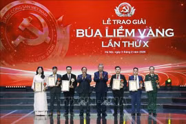 El secretario general del PCV, To Lam, y el primer ministro, Pham Minh Chinh, honran a los ganadores del primer premio. (Foto: VNA)