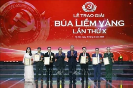 El secretario general del PCV, To Lam, y el primer ministro, Pham Minh Chinh, honran a los ganadores del primer premio. (Foto: VNA)