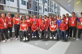Funcionarios del Ministerio de Cultura, Deportes y Turismo visitan y alientan a la delegación vietnamita en los ASEAN Para Games 13 en Tailandia. (Foto: VNA)
