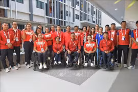 Funcionarios del Ministerio de Cultura, Deportes y Turismo visitan y alientan a la delegación vietnamita en los ASEAN Para Games 13 en Tailandia. (Foto: VNA)