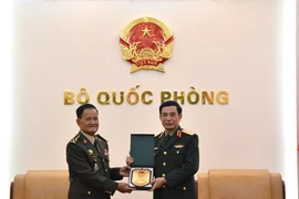 El ministro de Defensa de Vietnam, general Phan Van Giang (derecha), recibe al secretario de Estado en el Ministerio de Defensa camboyano, general Prum Din. (Foto: qdnd.vn)