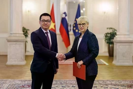 El nuevo embajador de Vietnam en Eslovenia, Vu Le Thai Hoang, y la presidenta del país europeo, Natasa Pirc Musar (Foto: Cortesía del Palacio Presidencial de Eslovenia)