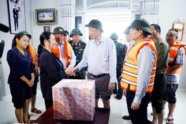 El secretario general del Partido Comunista de Vietnam, To Lam, visita a los pobladores de las zonas afectadas por las inundaciones en la comuna de Quang Dien, ciudad de Hue (Foto: VNA)