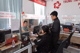 Los pobladores realizan sus trámites en el Centro de Servicios de Administración Pública en un barrio en la provincia de Lam Dong (Foto: VNA)