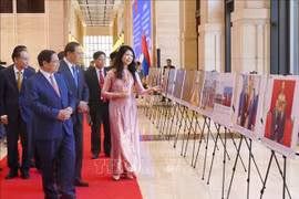 El primer ministro de Vietnam, Pham Minh Chinh, y su homólogo de Laos, Sonxay Siphandone, recorren la exposición (Foto: VNA)
