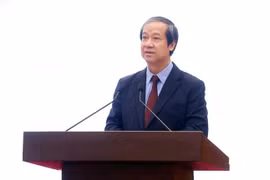 El secretario del Comité partidista en el Ministerio de Educación y Formación y titular de esta cartera, Nguyen Kim Son, responde a las preguntas de la prensa (Foto: VNA)