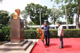 El secretario general del Partido Comunista de Vietnam y presidente del país, To Lam (izquierda), y el presidente de Sri Lanka, Anura Kumara Dissanayake, depositan flores en homenaje al Presidente Ho Chi Minh. (Foto: dangcongsan.org.vn)