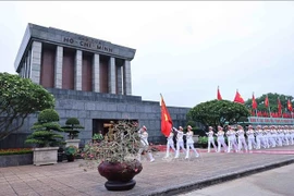 El 19 de mayo de 2025, se celebró de manera solemne y especial una ceremonia de izamiento de la bandera en la histórica plaza Ba Dinh, con motivo del 135.º aniversario del nacimiento del Presidente Ho Chi Minh (Foto: VNA)