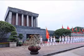 El 19 de mayo de 2025, se celebró de manera solemne y especial una ceremonia de izamiento de la bandera en la histórica plaza Ba Dinh, con motivo del 135.º aniversario del nacimiento del Presidente Ho Chi Minh (Foto: VNA)