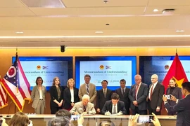 Acto de firma de los memorandos de entendimiento (Foto: VNA)