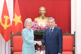 El secretario general del PCV, To Lam, recibe a la recién designada embajadora de Australia en Vietnam, Gillian Bird. (Foto: VNA)