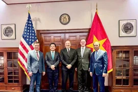 El ministro de Industria y Comercio de Vietnam, Nguyen Hong Dien (segundo desde la izquierda), mantuvo una sesión de negociación con el secretario de Comercio de Estados Unidos, Howard Lutnick, y el embajador Jamieson Greer, representante comercial de Estados Unidos, la tarde del 12 de junio (hora local) en Washington. (Foto: VNA)