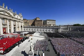 Miles de personas se reunieron en la Plaza de San Pedro para el funeral del Papa Francisco. (Foto: AA/VNA)