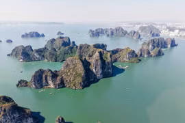 La bahía de Ha Long cuenta con mil 969 islas, en su mayoría de piedra caliza (Foto: VNA)